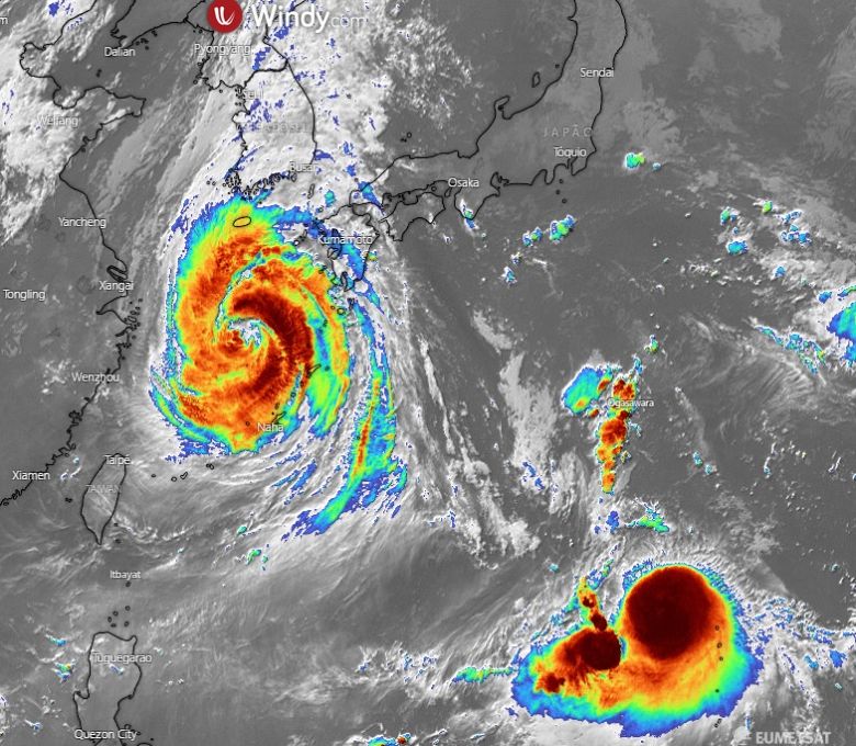 Imagem de satélite mostra simultaneamente o super tufão Maysak e a tempestade tropical Haishen atuando sobre as águas quentes do Pacífico Asiático. Crédito: Windy. 