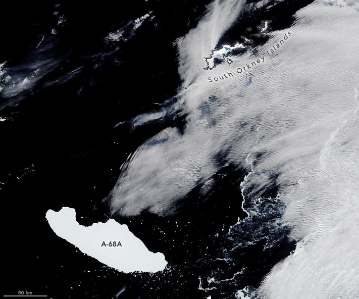 O monstruoso A68-A no dia 9 de abril de 2020 pr�ximo �s Ilhas Orkney do Sul antes de se romper. Cr�dito: NASA.