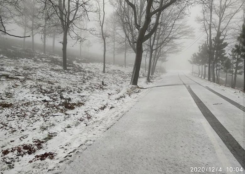 Muita neve na regi�o da Serra da Freira nesta manh�. Cr�dito: Imagem divulgada por @MeteoTransOsMontes/GreenvalParque