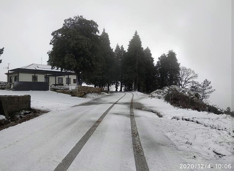 A neve mudou a paisagem da Serra da Freita, na Aldeia de Felgueira nesta manh�. Cr�dito: Imagem divulgada por @MeteoTransOsMontes/GreenvalParque