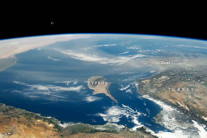 Extensa nuvem de poeira sobre o Mediterrâneo fotografada pelos astronautas da ISS em 10 de junho. Crédito: NASA.