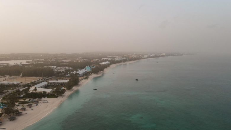 Céu esbranquiçado pela poeira nas ilhas Cayman. 