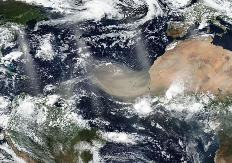 Grande nuvem de poeira est� sendo transportada pelos ventos sobre o Oceano Atl�ntico. Cr�dito: NASA. 