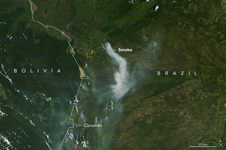 Fumaça branca se espalha pela região do Pantanal em 8 de março. Crédito: NASA.