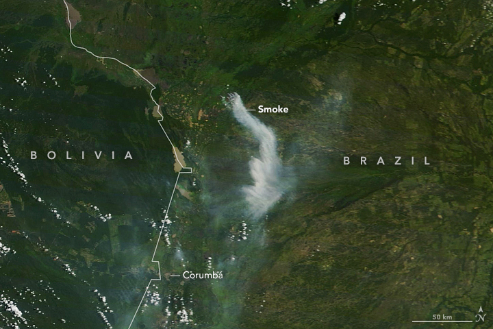 Fuma�a branca se espalha pela regi�o do Pantanal em 8 de mar�o. Cr�dito: NASA.