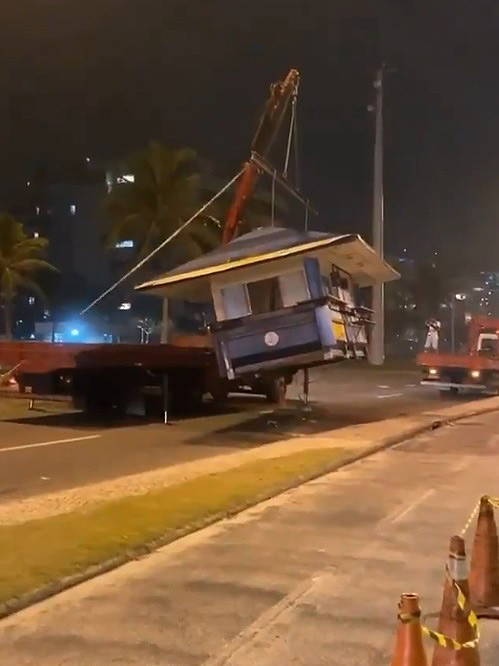 Quiosque precisou ser recolhido na Barra da Tijuca por conta da ressaca. Crdito: Imagem divulgada pelo twitter. 