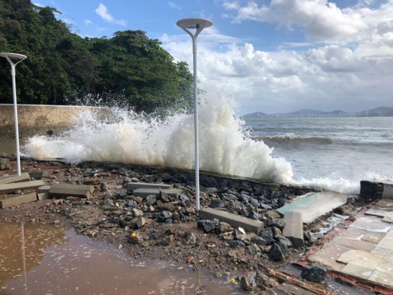 Ressaca atinge trechos do Guaruj nesta quinta-feira. Crdito: Foto Carlos Eduardo Bernardini. 