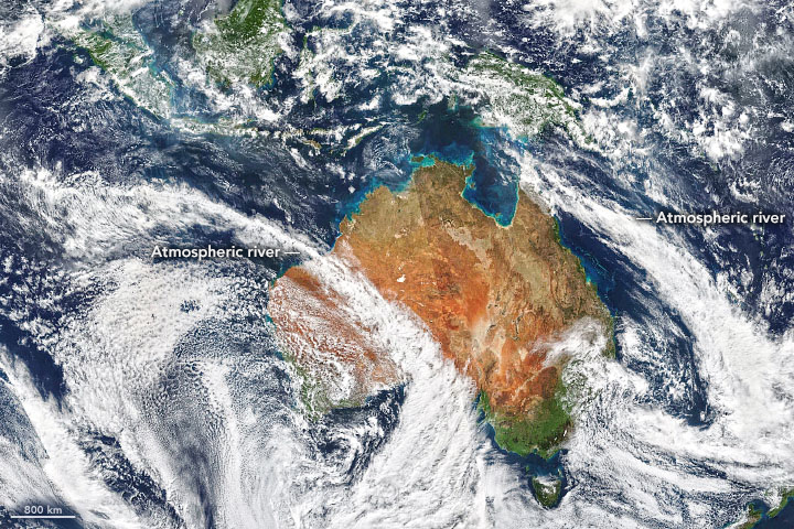 Imagem de satélite do dia 10 de agosto mostra os dois rios atmosféricos atuando sobre a Austrália. Uma faixa de nuvens é visível entrando pelo nordeste e outra ao mesmo tempo entrando pelo oeste do país. Crédito: NOAA/NASA.