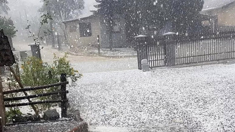 Granizo deixou a paisagem branca em Rodeio, SC, na tarde da quarta-feira, dia 4. Cr�dito: Defesa Civil. 