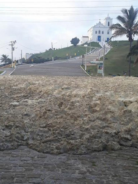 Ressaca registrada em Saquarema, no litoral fluminense. Crdito: Imagem divulgada pelo twitter.