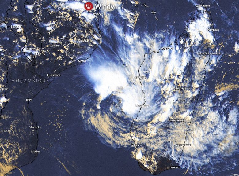 Imagem de satélite mostra o ciclone tropical Chalane sobre o Canal de Moçambique nesta segunda-feira. Chalane vai se fortalecer nas águas quentes da região nos próximos dias. Crédito: EUMETSAT/Windy.