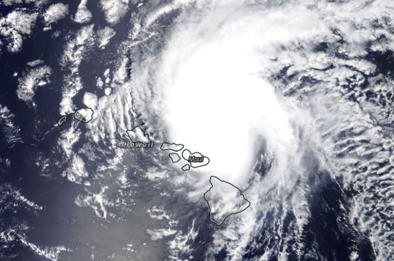 Imagem de satélite mostra o olho do furacão Douglas numa distância mínima da costa de Maui neste domingo. Região recebeu ventos e chuvas fortes. Douglas é o primeiro furacão da temporada 2020 do Pacífico Crédito: Worldview/NASA.