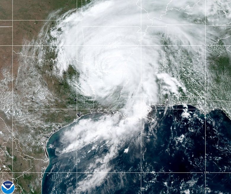 Imagem de satélite do dia 27 de agosto mostra Laura sobre o continente, no estado da Louisiana. Sua área de abrangência é grande e ainda pode provocar ventos fortes, inundações repentinas e tornados. Crédito: NOAA. 