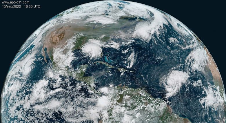 Imagem de satélite do GOES-East, divulgada pelo Apolo11.com, mostra cinco sistemas meteorológicos atuando sobre o globo. Crédito: NOAA/Apolo11.com 