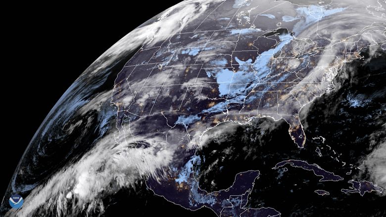 Imagem de satélite capturada pela NOAA entre os dias 9 e 10 de março, mostra uma grande faixa de instabilidade chegando ao sul da Baixa Califórnia. 