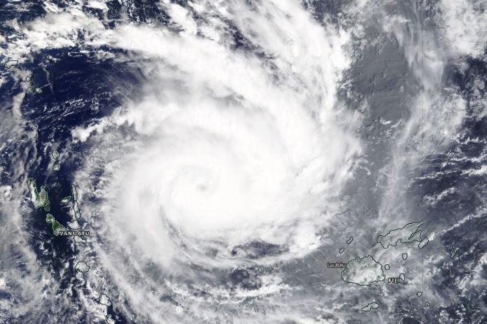 Imagem de satélite mostra o grande ciclone tropical Yasa entre as ilhas Vanuatu e Fiji no dia 15 de dezembro. Crédito: Worldview/NASA