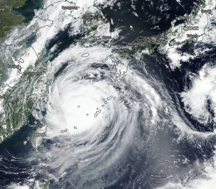 Imagem de satélite mostra a posição do super tufão Maysak, que chegou a categoria 4 nesta terça-feira. Maysak passou por Okinawa, ao sul do Japão e segue para a Coreia do Sul. Crédito: Worldview/NASA 