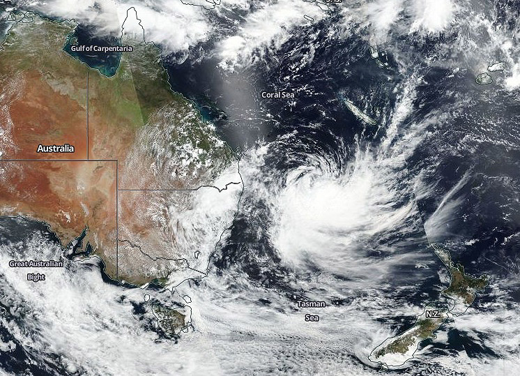 Imagem de satélite mostra o ciclone tropical Uesi, categoria 2, ao largo da costa da Austrália nesta quinta-feira, dia 13. Crédito: Worldview/NASA. 
