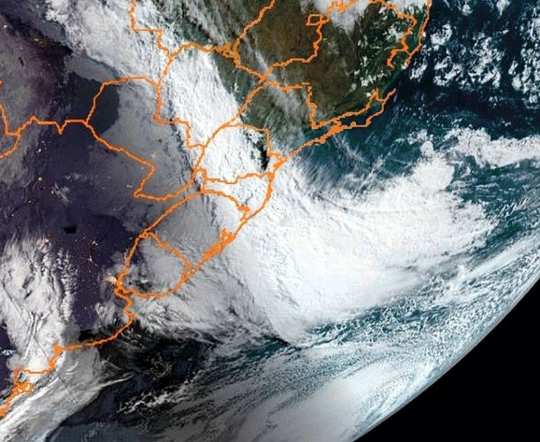 Imagem de satélite mostra a nebulosidade sobre estados do Sul e a costa da Região às 11h40 UTC desta quarta-feira. Crédito: NOAA/Apolo11.com 