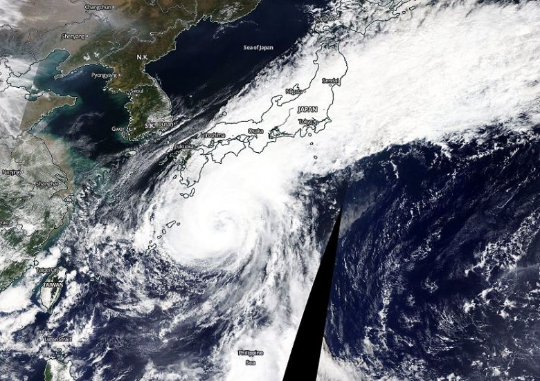 Imagem de satélite  mostra a posição do forte tufão Chan Hom, próximo ao sul e sudeste do Japão no dia 8 de outubro. O tufão deve impactar a região na sexta-feira. Crédito: Worldview/NASA. 