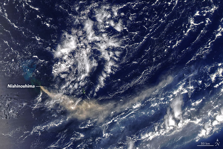 Imagem do satélite Aqua, da Nasa, mostra em cores reais, a grande nuvem de cinzas saindo do vulcão em Nishinoshima no último dia 3 de agosto. Crédito: Earthobservatory/NASA.  