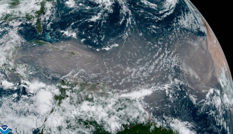 Imagem de satélite do dia 23 mostra o longo caminho percorrido pela nuvem de poeira do Saara ao Caribe atravessando o Atlântico. Especialistas consideram o maior fenômeno deste tipo dos últimos 50 anos. Crédito: NASA.