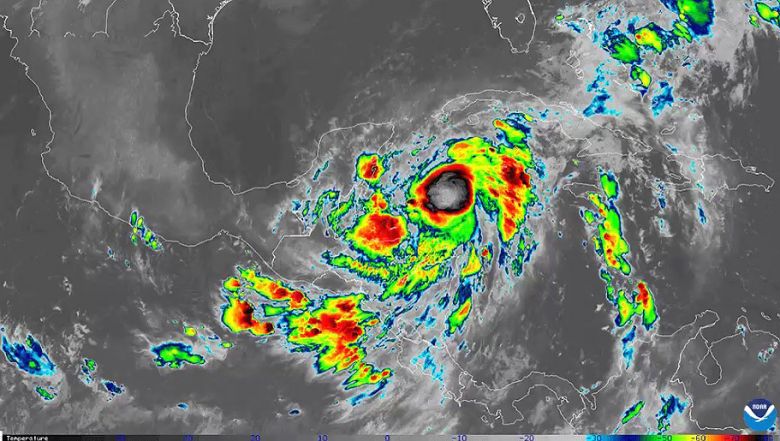 Imagem de satélite mostra a tempestade tropical Zeta próxima a Península de Yucatán, no México. A previsão é que Zeta vire um furacão na tarde desta segunda-feira. Crédito: NOAA. 