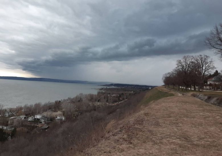 Nuvens carregadas da tempestade Ciara avan�am sobre a Hungria nesta ter�a-feira, dia 11. Cr�dito: Idokep.hu Imagem do lago Balaton divulgada pelo twitter. 