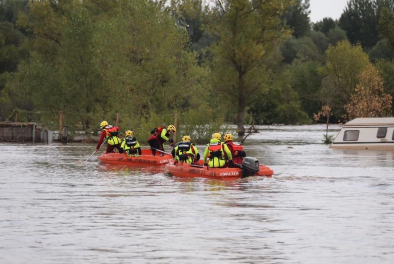 Bombeiros precisaram de botes para resgatar pessoas ilhadas. Crdito: Imagem divulgada pelo twitter @pomppiersdugard