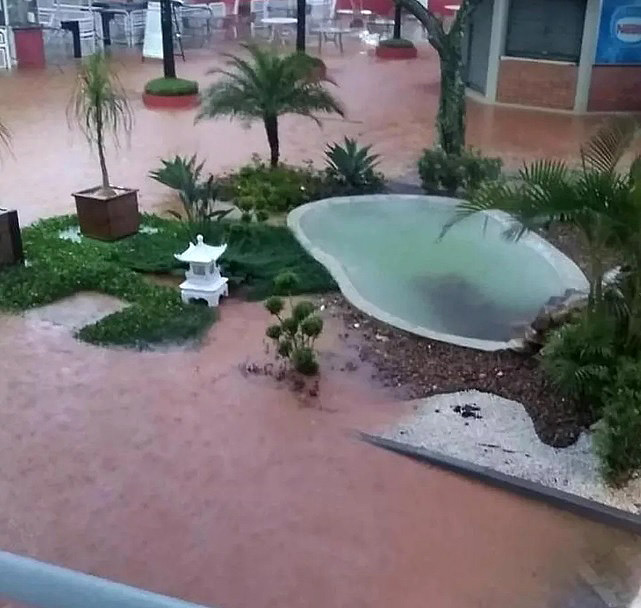 Imagem interna do São Paulo Futebol Clube que ficou tomado por água e lama após chuva torrencial da terça-feira, dia 30. Crédito: Imagem reproduzida no twitter. 