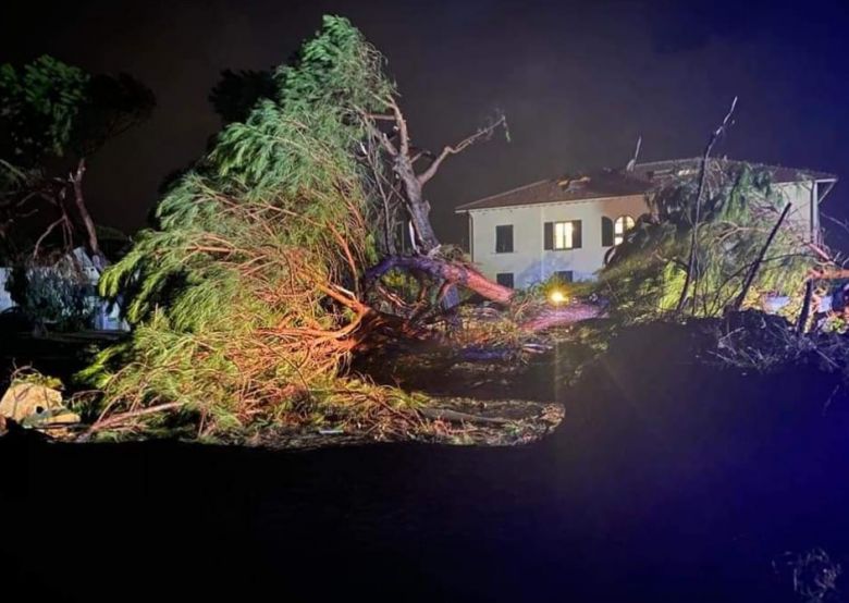 Destruio em Rosignano. Um possvel tornado atingiu a cidade provocando muitos danos. Crdito: Imagem divulgada pelo twitter @liamvoice