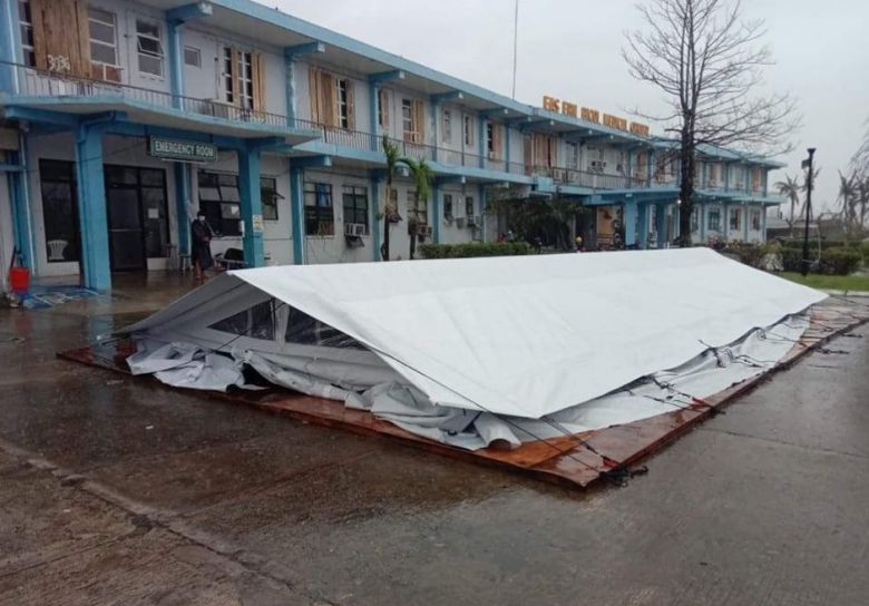 A Cruz Vermelha filipina desmontou temporariamente a barraca médica de emergência em Catanduanes devido aos ventos fortes. Crédito: Divulgação Cruz Vermelha das Filipinas. 
