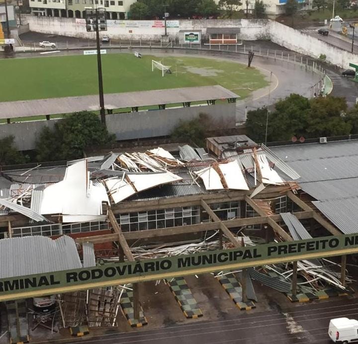 Destelhamento em Concórdia, em Santa Catarina, nesta terça-feira. Crédito: Imagem divulgada pela 104FM.  