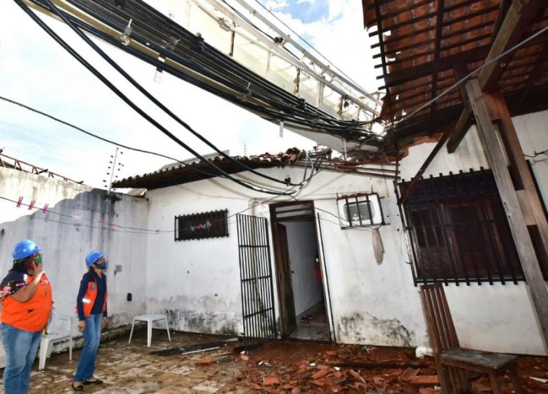 Casa destelhada pela força dos ventos em São Luís na terça-feira. Crédito: Divulgação Prefeitura de São Luís. 