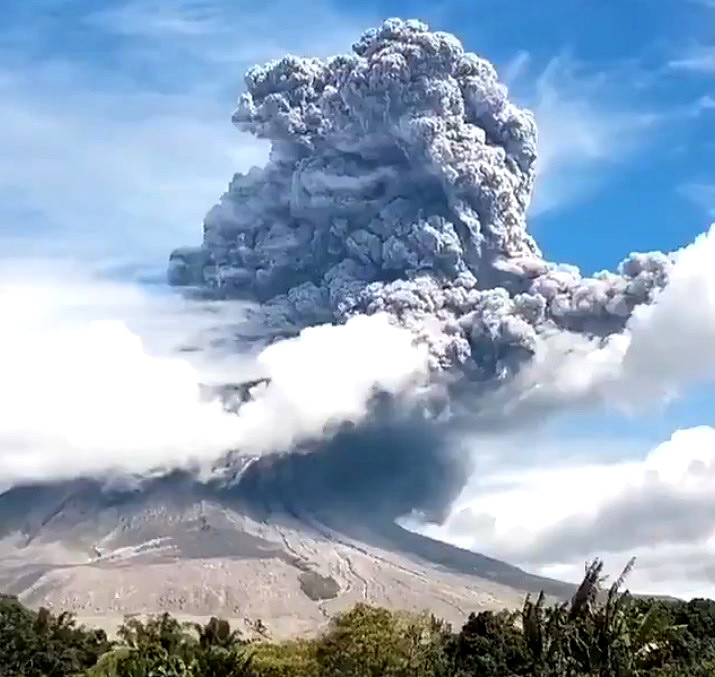 Vulcão Sinabung em erupção nesta segunda-feira. Uma gigantesca nuvem de cinzas e fumaça foi lançada a quase 5 quilômetros de altura. Crédito: Imagem divulgada pelo twitter. 