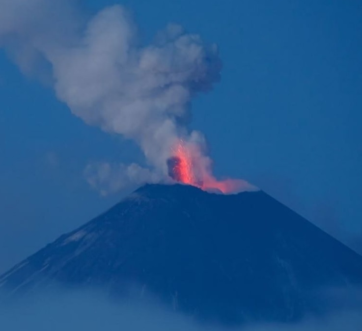 Atividade stromboliana e gs e vapor sando do cume do vulco Klyuchevskoy na Rssia, no ltimo dia 27 de abril. Crdito: Imagem webcam KVERT.  