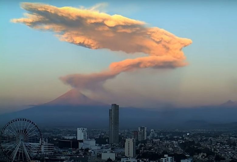 Explosão ocorrida na cratera do vulcão Popocatépetl no dia 25. Crédito: Webcams de México. 
