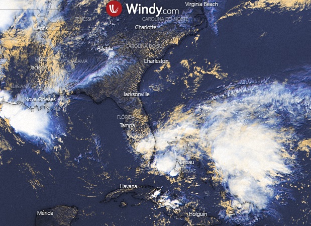 Imagem de satélite mostra uma instabilidade crescente entre o noroeste das Bahamas e o sul da Flórida com chance de evoluir para uma tempestade tropical de acordo com o monitoramento do NHC. Crédito: Windy.