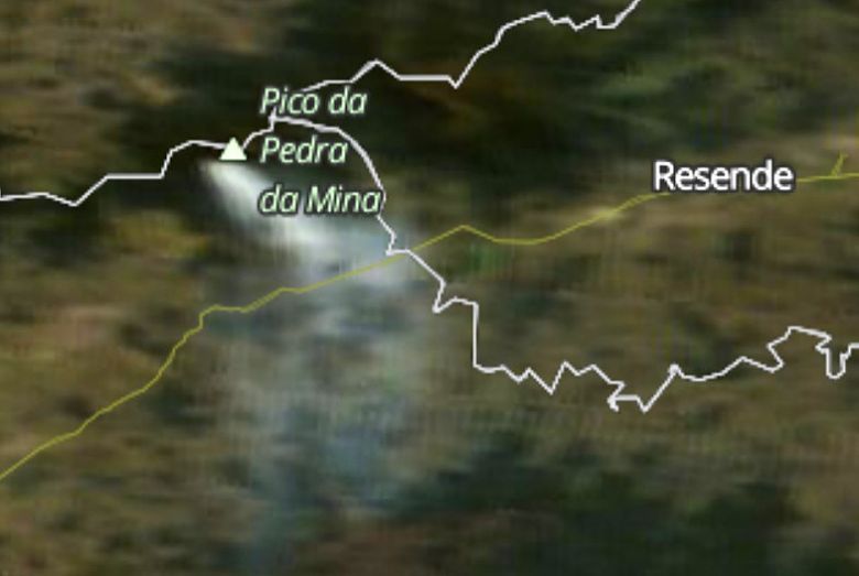 Detalhe da imagem de satélite mostra o rastro de fumaça do incêndio na Serra da Mantiqueira que começou na quinta-feira passada. Crédito: Worldview/NASA.