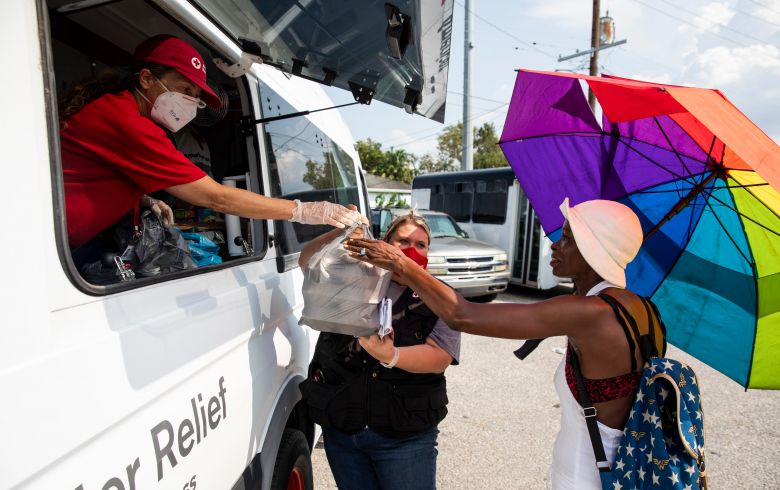 Vount�rios da Cruz Vermelha entragam refei��es e lanches, al�m de �tens de socorro �s milhares de fam�lias atingidas pelo furac�o Ida. Cr�dito: Imagem divugada pelo twitter @RedCross