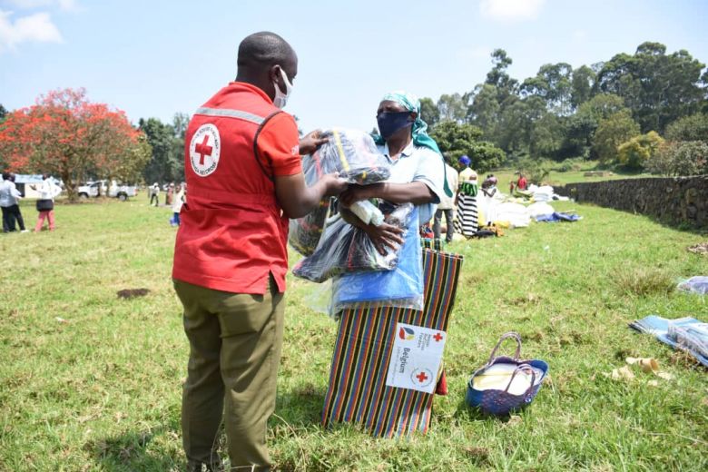 Equipes da Cruz Vermelha ajudam às famílias de Goma atingidas pela erupção do Nyiragongo. Crédito: Imagem divulgada pelo twitter oficial @IFRCAfrica 