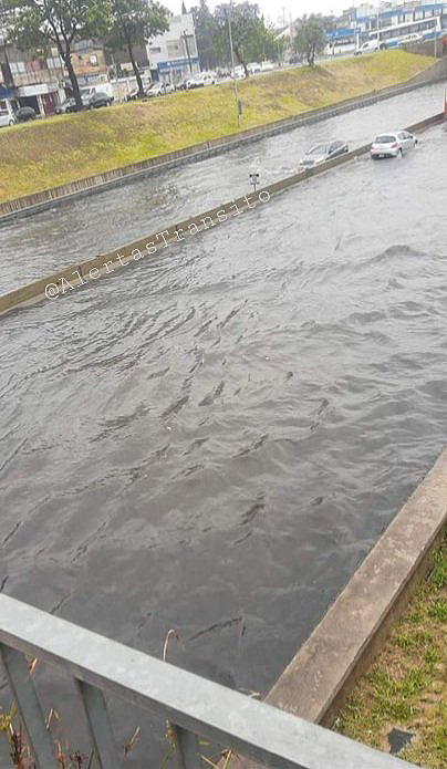 Inunda��o em Buenos Aires ap�s o temporal que caiu no domingo. Cr�dito: Imagem divulgada pelo twitter @AlertasTr�nsito