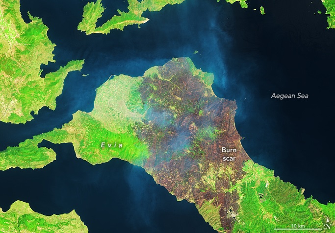 Imagem de sat�lite divulgada no dia 10 de agosto mostra toda a �rea devastada pelos recentes inc�ndios florestais em Evia, na Gr�cia. Cr�dito: NASA