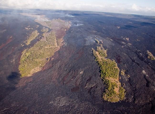 Zonas isoladas formadas pelos fluxos de lava derrados sobre La Palma nas últimas semanas. Os especialistas chamam de ilhas de biodiversidade. Crédito: Divulgação @involcan