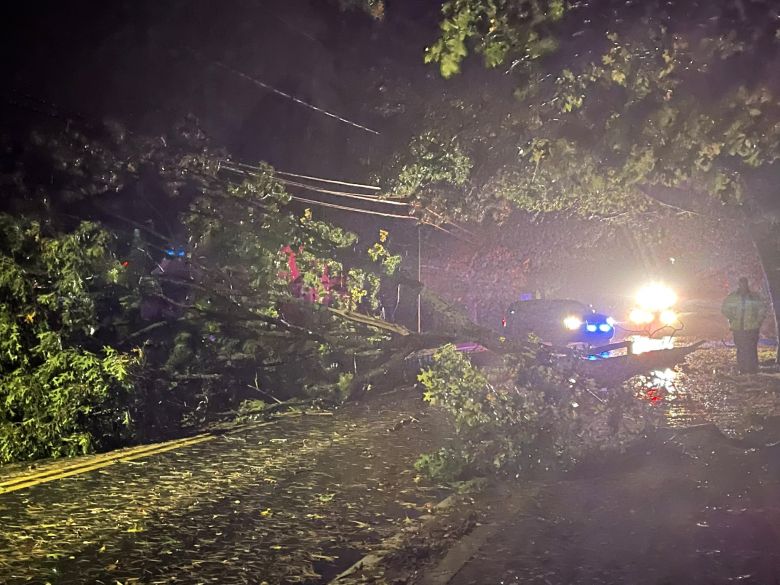 Inúmeras árvores caíram em Boston com uma tempestade e ventos intensos na noite da terça-feira, dia 26. Crédito: Imagem divulgada pelo twitter @KatNBCBoston 
