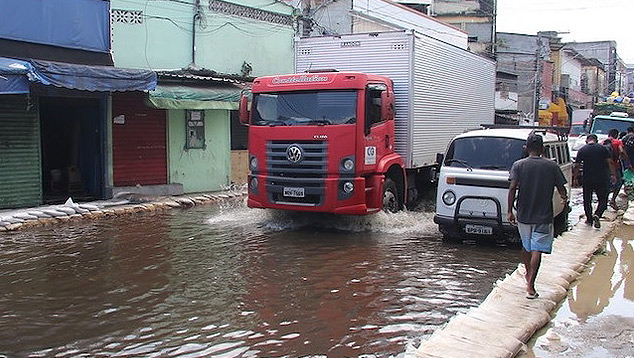 V�rias ruas est�o alagadas em Manaus e o rio Negro continua subindo podendo ultrapassar a marca dos 30 metros. Cr�dito: Imagem de divulga��o Prefeitura de Manaus.  