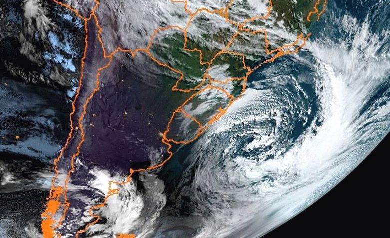 Imagem de satélite mostra um ciclone extratropical em alto mar na altura do Rio Grande do Sul às 11h40 UTC desta segunda-feira. Crédito: NOAA/GOES-16/Apolo11.com