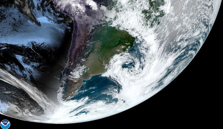 Imagem de sat�lite mostra a posi��o do ciclone extratropical sobre o Atl�ntico sul nesta ter�a-feira, dia 30. O fen�meno ainda atua entre a costa do Uruguai e do Rio Grande do Sul. Cr�dito: NOAA Goes-East Geocolor 