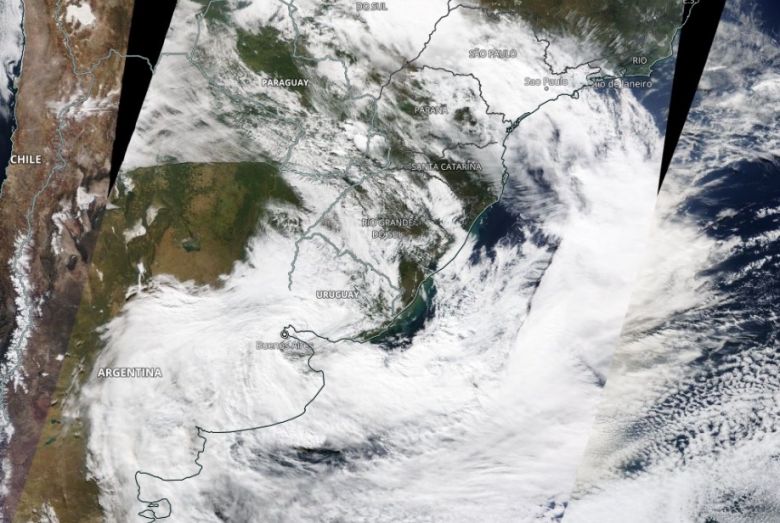 In�cio da forma��o do ciclone extratropical entre a prov�ncia de Buenos Aires e o Uruguai, no dia 22 de maio. Cr�dito: Imagem Worldview/NASA