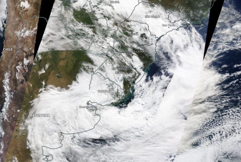 Início da formação do ciclone extratropical entre a província de Buenos Aires e o Uruguai, no dia 22 de maio. Crédito: Imagem Worldview/NASA